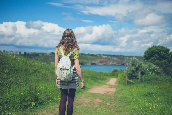 若い女性は 夏の日に自然の中歩いています — ストック写真