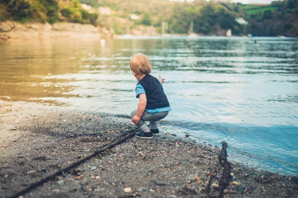 Een Schattige Kleine Peuter Jongen Speelt Door Het Water — Stockfoto