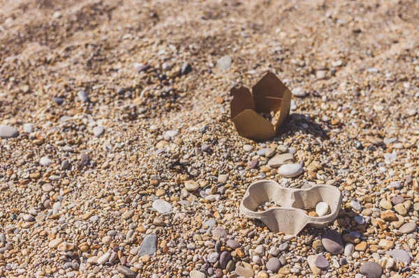 Lege Voedsel Wrappers Verlaten Een Kiezelstrand — Stockfoto