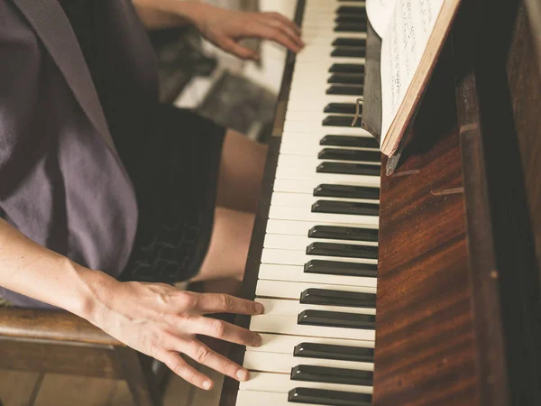 Vicino Sulle Mani Una Giovane Donna Che Suona Pianoforte — Foto Stock