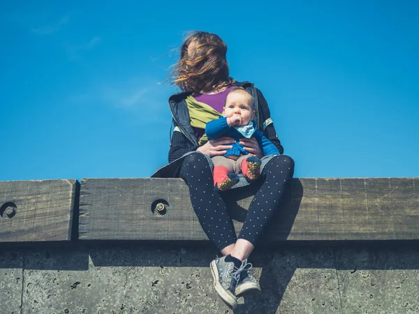 Una Joven Madre Relaja Con Bebé Afuera — Foto de Stock