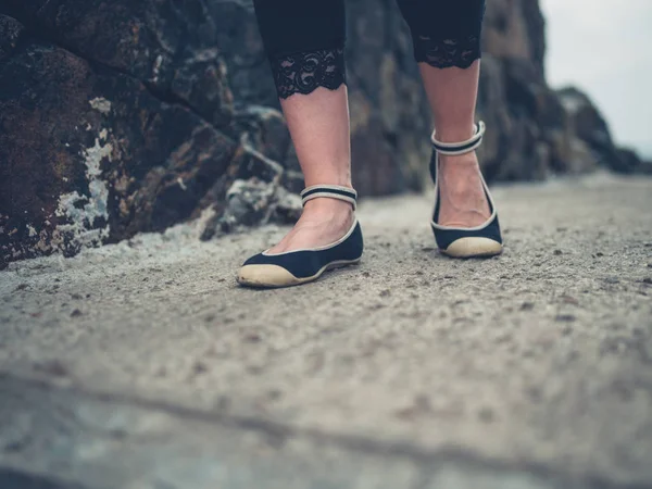 Voeten Van Een Jonge Vrouw Lopen Buiten Een Harde Ondergrond — Stockfoto