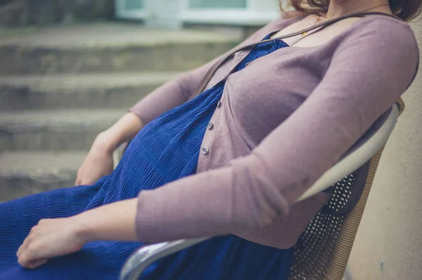 Молодая Беременная Женщина Отдыхает Стуле Снаружи — стоковое фото