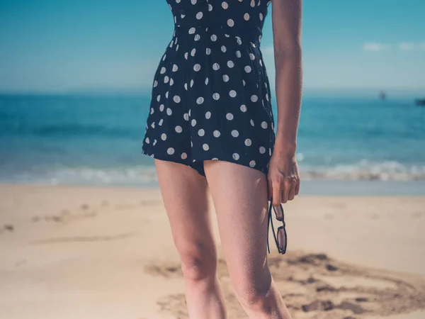 Imagen Recortada Mujer Joven Playa Está Sosteniendo Sus Gafas Sol —  Fotos de Stock