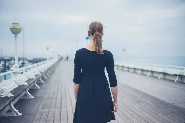Young Woman Walking Pier — Stock Photo, Image
