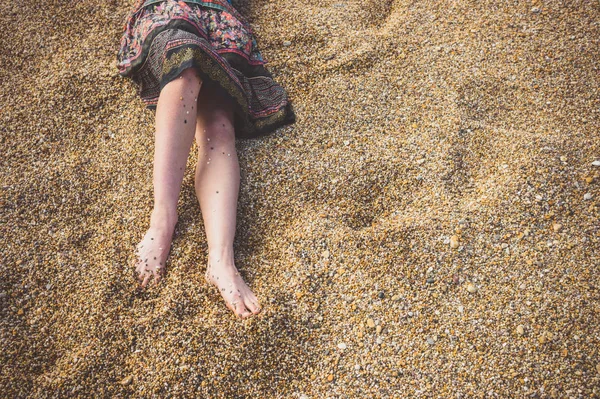 Gambe Nude Una Giovane Donna Mentre Giace Una Spiaggia Ciottoli — Foto Stock