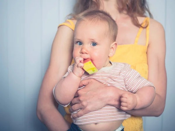 Ein Kleines Baby Den Armen Seiner Mutter Isst Wassermelone — Stockfoto