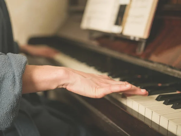 Mãos Uma Jovem Tocando Piano — Fotografia de Stock