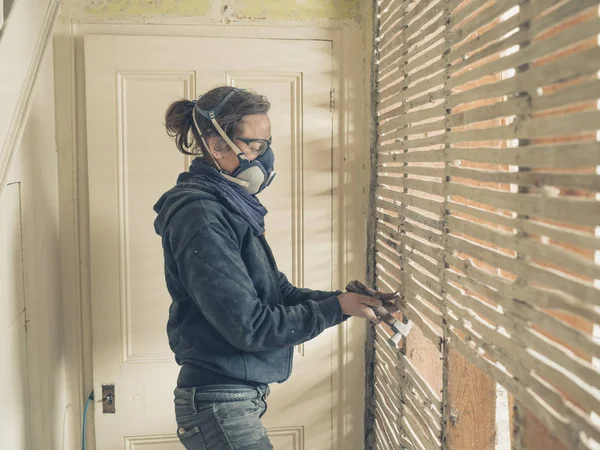 Μια Νεαρή Γυναίκα Επισκευάζει Έναν Παλαιό Τοίχο Καλαμωτή Και Πασαλείβω — Φωτογραφία Αρχείου
