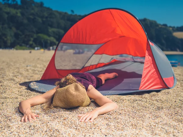 Uma Jovem Está Dormindo Abrigo Praia Verão — Fotografia de Stock