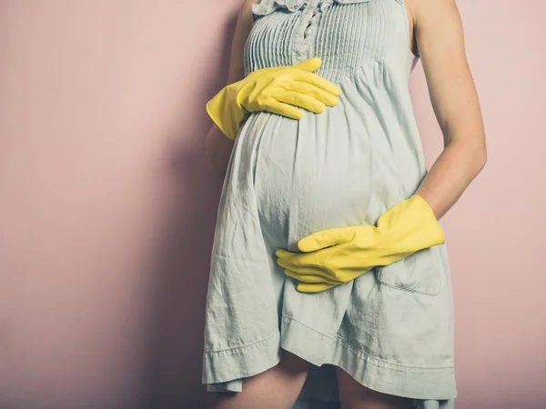 Uma Jovem Grávida Está Usando Luvas Borracha Amarela — Fotografia de Stock