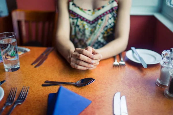 Une Jeune Femme Est Assise Dans Restaurant Attend Son Déjeuner — Photo