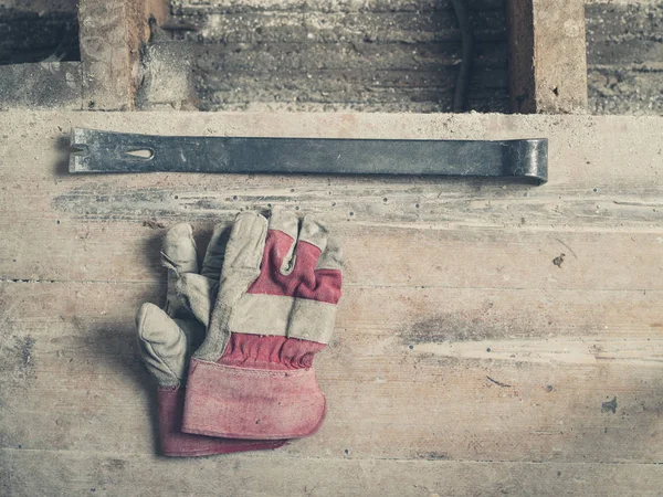 Een Paar Handschoenen Van Het Werkman Een Breekijzer Een Houten — Stockfoto