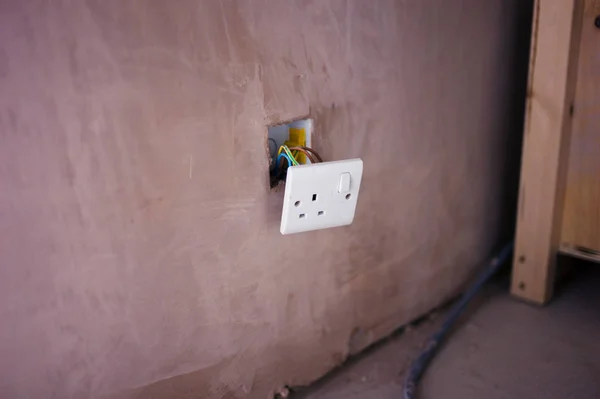 新贴满的墙上的插头插座和电线 — 图库照片