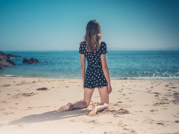 Vista Trasera Hermosa Mujer Joven Relajarse Playa — Foto de Stock