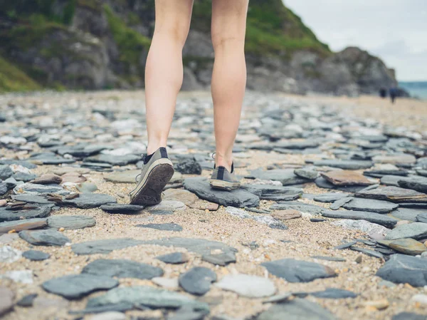 Las Piernas Los Pies Una Joven Caminando Por Playa — Foto de Stock