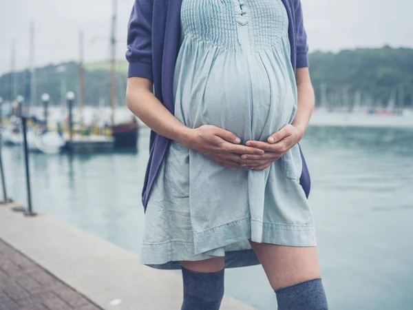 Mladá Těhotná Žena Stojí Řeky Malém Přímořském Městečku — Stock fotografie