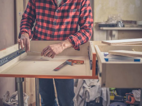 Een Timmerman Het Opbouwen Van Een Lade Zijn Atelier — Stockfoto