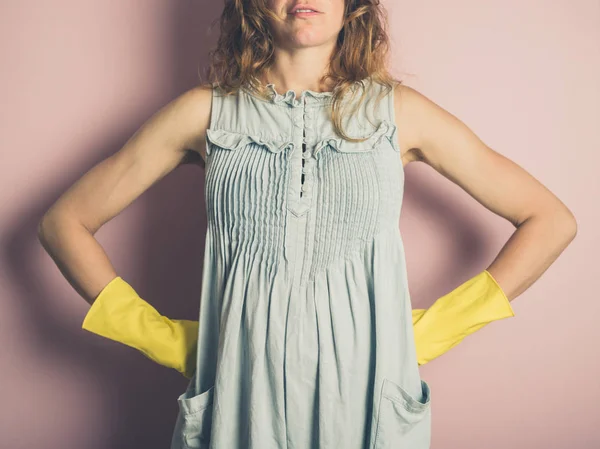 Uma Jovem Mulher Está Usando Luvas Borracha Amarela — Fotografia de Stock