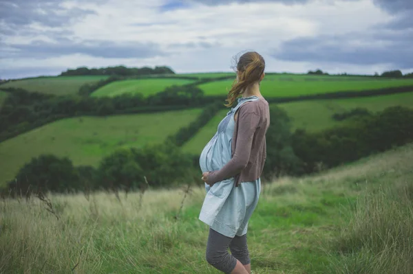 Hamile Bir Kadın Onun Bebek Carpma Tutan Kırsal Kesimde Duruyor — Stok fotoğraf