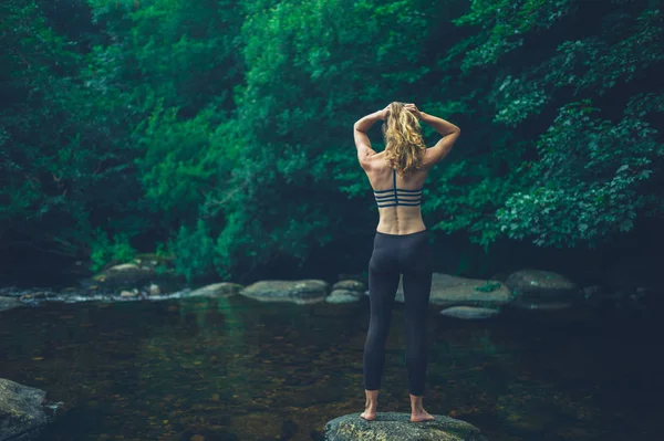 Una Giovane Donna Fitness Piedi Una Roccia Nel Fiume — Foto Stock