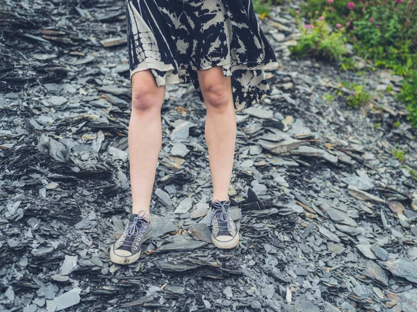 一个年轻女子站在外面的岩石上的腿和脚 — 图库照片