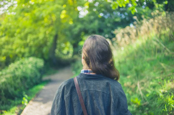 Μια Νεαρή Γυναίκα Είναι Περπάτημα Στο Δάσος Φθινόπωρο — Φωτογραφία Αρχείου