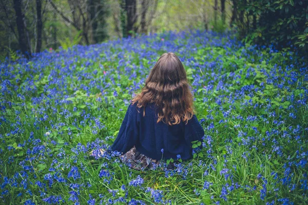 Een Jonge Vrouw Zit Een Weide Van Bluebells — Stockfoto