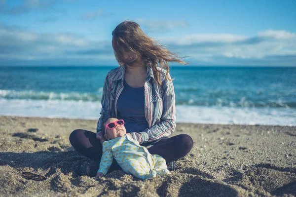 Bebé Guay Lleva Gafas Sol Está Relajando Playa Con Madre — Foto de Stock