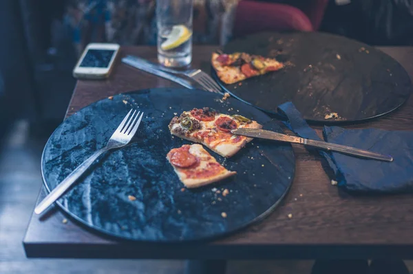 Две Половинки Пиццы Кофейном Столике Смартфоном — стоковое фото