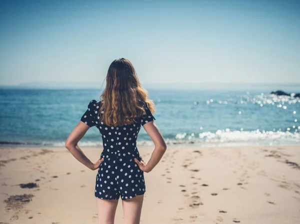 Bakifrån Vacker Ung Kvinna Står Stranden Sommaren — Stockfoto