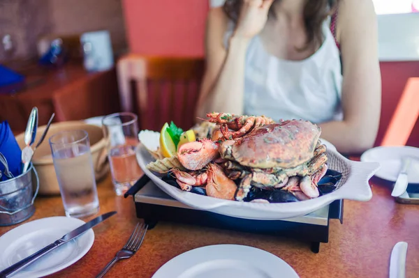 Ung Kvinna Att Stor Skaldjur Tallrik För Lunch — Stockfoto