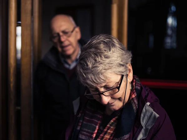 Una Pareja Ancianos Está Explorando Interior Una Iglesia — Foto de Stock