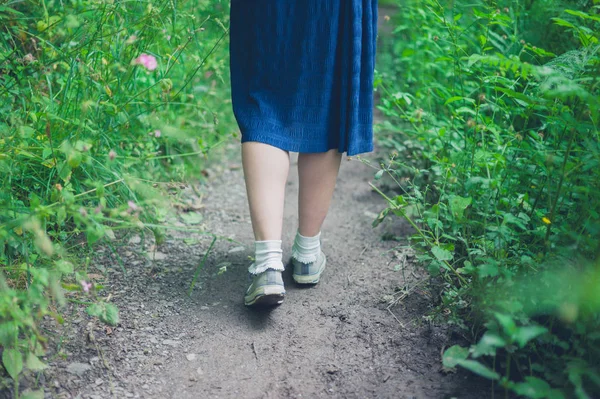 Las Piernas Los Pies Una Joven Mujer Caminando Bosque —  Fotos de Stock