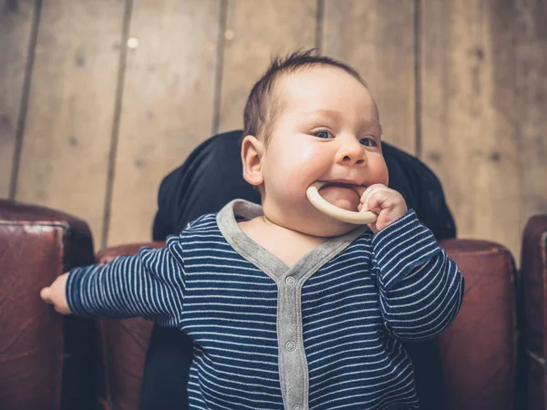 Маленька Дитина Жує Зубне Кільце — стокове фото