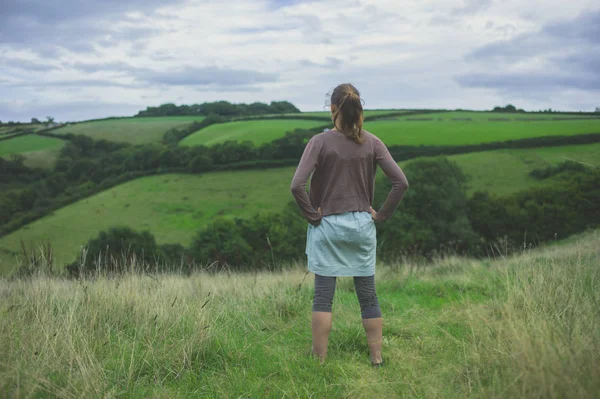 Een Jonge Vrouw Staat Het Platteland — Stockfoto