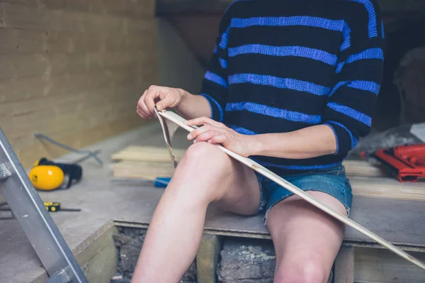 Eine Junge Frau Schleift Einem Dachgeschoss Umbau Holzverkleidungen — Stockfoto