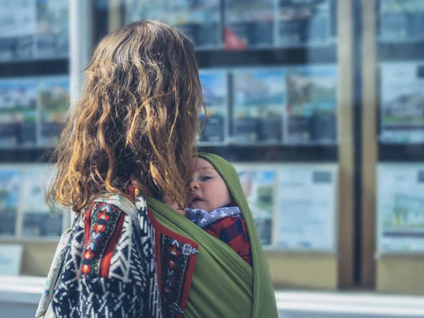 Young Mother Looking Estate Agent Window Her Baby Carrier Sling — Stock Photo, Image