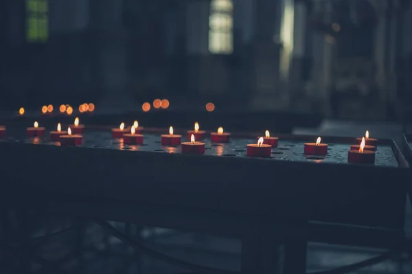 教堂里一堆燃烧的蜡烛 — 图库照片
