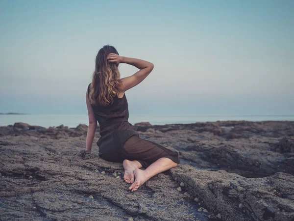 Rückansicht Einer Jungen Frau Sitzt Bei Sonnenuntergang Auf Den Felsen — Stockfoto