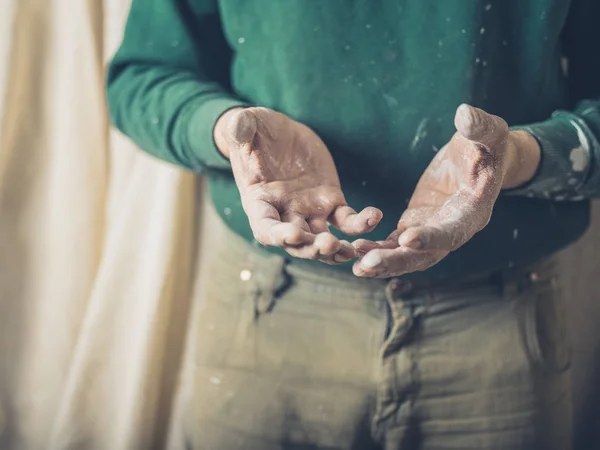 Hombre Está Pie Junto Una Cubierta Polvo Con Pintura Sus — Foto de Stock