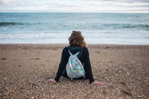 Eine Junge Frau Sitzt Herbst Strand — Stockfoto