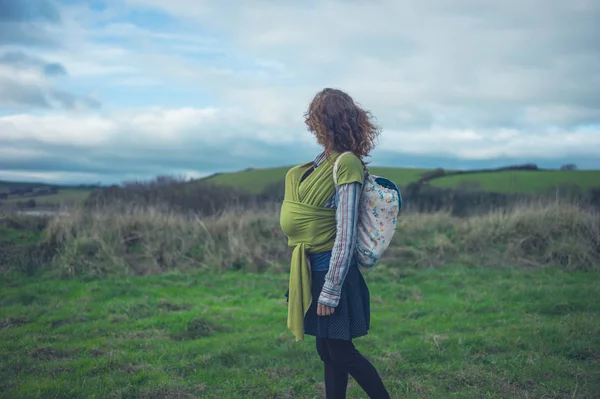 Una Giovane Madre Cammina Campagna Con Suo Bambino Fionda — Foto Stock