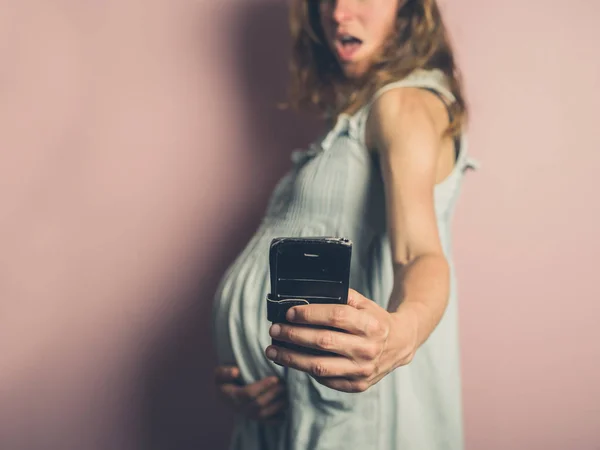 Młoda Kobieta Ciąży Jest Biorąc Selfie Jej Telefon Komórkowy — Zdjęcie stockowe