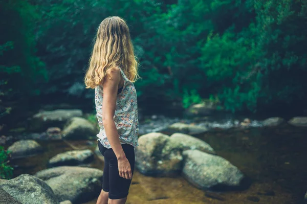 Genç Bir Kadın Bir Nehir Kenarında Duruyor — Stok fotoğraf