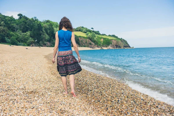 Una Giovane Donna Cammina Sulla Spiaggia Estate — Foto Stock