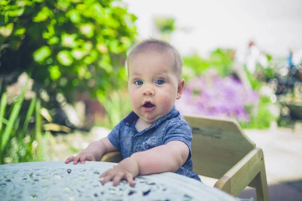 Bebé Está Sentado Afuera Una Mesa Café — Foto de Stock