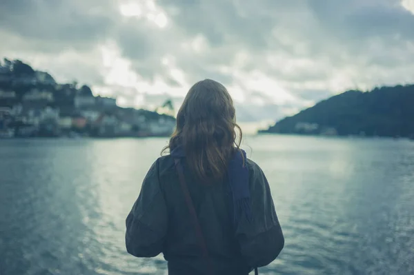 Ung Kvinna Står Vid Flod Liten Stad — Stockfoto