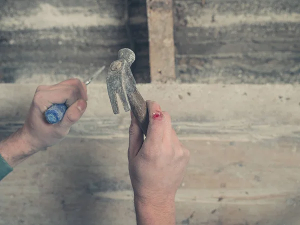 Una Mano Con Graffio Sanguinoso Sta Martellando Chiodo — Foto Stock