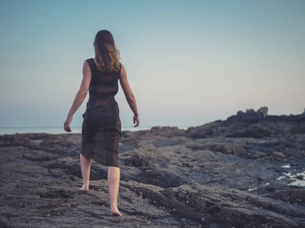 Vista Trasera Mujer Joven Con Vestido Caminar Descalzo Costa Atardecer —  Fotos de Stock